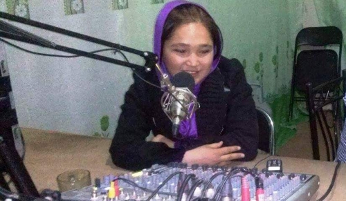 دختری با صدای خفته در گلو/گفتگو با حمیده وفایی خبرنگار در دایکندی دختری با صدای خفته در گلو/گفتگو با حمیده وفایی خبرنگار در دایکندی