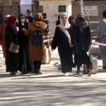 استاد دانشگاه، در اعتراض به ممنوعیت زنان از دانشگاه، اسناد تحصیلی خود را پاره کرد؛ استاد دانشگاه، در اعتراض به ممنوعیت زنان از دانشگاه، اسناد تحصیلی خود را پاره کرد؛